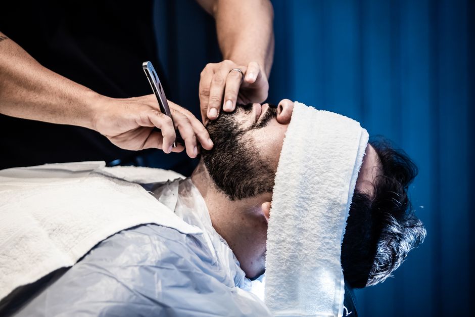 Barba con toalla caliente